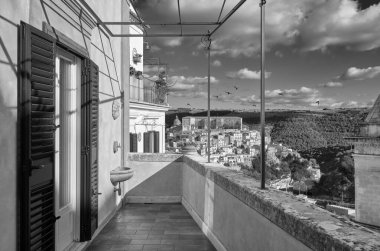 İtalya, Sicilya, Ragusa İbla, arka planda eski bir balkon manzarası ve barok bir kasaba.