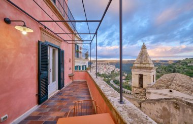 İtalya, Sicilya, Ragusa İbla, arka planda eski bir balkon manzarası ve barok bir kasaba.