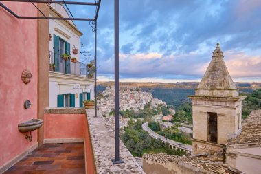 İtalya, Sicilya, Ragusa İbla, arka planda eski bir balkon manzarası ve barok bir kasaba.