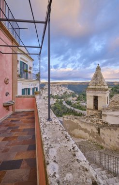 İtalya, Sicilya, Ragusa İbla, arka planda eski bir balkon manzarası ve barok bir kasaba.
