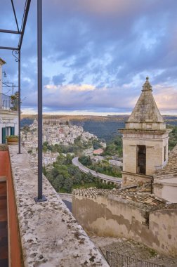 İtalya, Sicilya, Ragusa İbla, arka planda eski bir balkon manzarası ve barok bir kasaba.