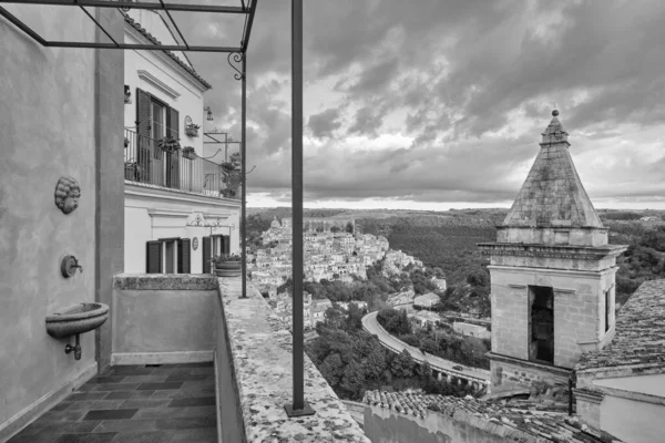 İtalya, Sicilya, Ragusa İbla, arka planda eski bir balkon manzarası ve barok bir kasaba.