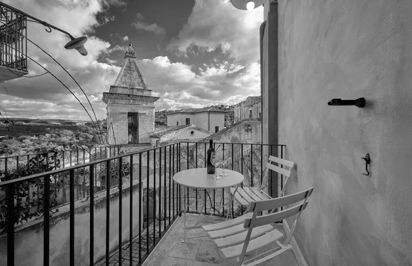 意大利 西西里 Ragusa Ibla 背景是一座古老的房屋阳台和巴洛克城镇 — 图库照片