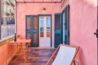 İtalya, Sicilya, Ragusa İbla, arka planda eski bir balkon manzarası ve barok bir kasaba.