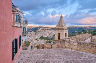 İtalya, Sicilya, Ragusa İbla, Barok kasabasının panoramik manzarası.