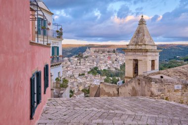 İtalya, Sicilya, Ragusa İbla, Barok kasabasının panoramik manzarası.