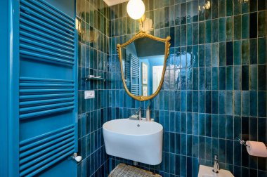 İtalya, Sicilya, Ragusa; 15 Aralık 2021, apartman banyosu - EDITORIAL
