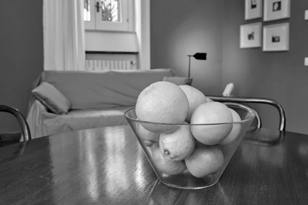 イタリア シチリア島 モディカ ラグーザ州 アパートのリビングルームのテーブルの上のボウルに果物 — ストック写真