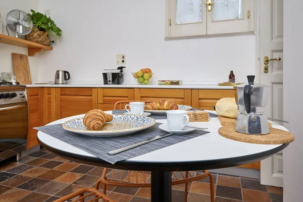Italië Sicilië Ragusa Appartement Keuken Met Ontbijt Tafel — Stockfoto