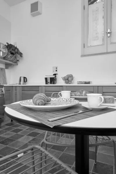 Italy Sicily Ragusa Apartment Kitchen Breakfast Table — 图库照片