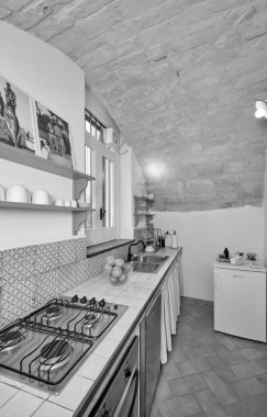 İtalya, Sicilya, Ragusa; 15 Aralık 2021, bir mutfak tezgahında meyve ve lemmonlar