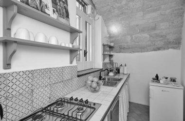 İtalya, Sicilya, Ragusa; 15 Aralık 2021, bir mutfak tezgahında meyve ve lemmonlar