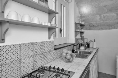 İtalya, Sicilya, Ragusa; 15 Aralık 2021, bir mutfak tezgahında meyve ve lemmonlar