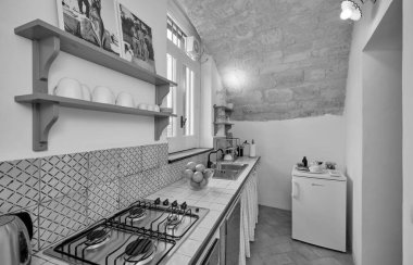 İtalya, Sicilya, Ragusa; 15 Aralık 2021, bir mutfak tezgahında meyve ve lemmonlar