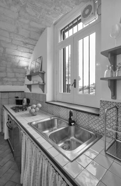 İtalya, Sicilya, Ragusa; 15 Aralık 2021, bir mutfak tezgahında meyve ve lemmonlar