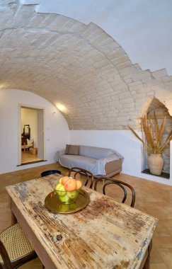 İtalya, Sicilya, Ragusa; 15 Aralık 2021, bir apartman dairesinin yemek masasında meyve - EDITORIAL