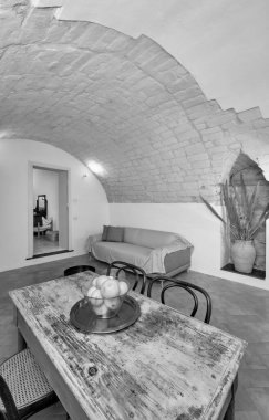 İtalya, Sicilya, Ragusa; 15 Aralık 2021, bir apartman dairesinin yemek masasında meyve - EDITORIAL