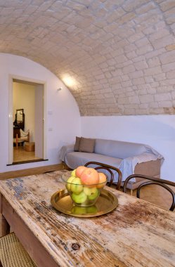 İtalya, Sicilya, Ragusa; 15 Aralık 2021, bir apartman dairesinin yemek masasında meyve - EDITORIAL