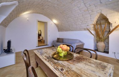 İtalya, Sicilya, Ragusa; 15 Aralık 2021, bir apartman dairesinin yemek masasında meyve - EDITORIAL