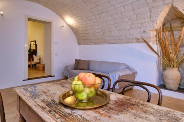 İtalya, Sicilya, Ragusa; 15 Aralık 2021, bir apartman dairesinin yemek masasında meyve - EDITORIAL