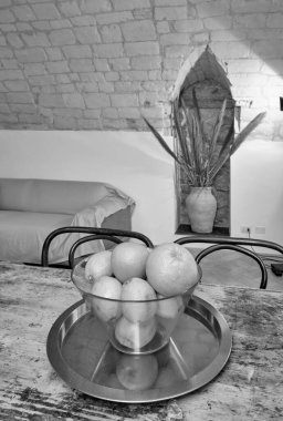 İtalya, Sicilya, Ragusa; 15 Aralık 2021, bir apartman dairesinin yemek masasında meyve - EDITORIAL