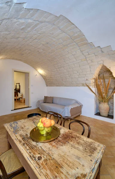 İtalya, Sicilya, Ragusa; 15 Aralık 2021, bir apartman dairesinin yemek masasında meyve - EDITORIAL