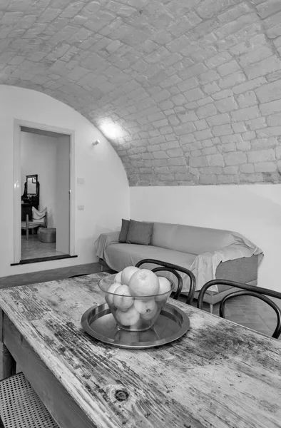 İtalya, Sicilya, Ragusa; 15 Aralık 2021, bir apartman dairesinin yemek masasında meyve - EDITORIAL