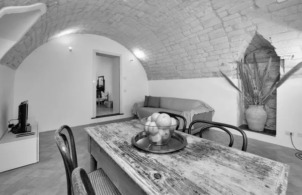 İtalya, Sicilya, Ragusa; 15 Aralık 2021, bir apartman dairesinin yemek masasında meyve - EDITORIAL