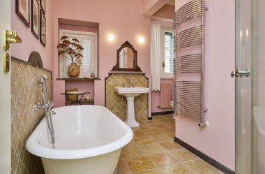 İtalya, Sicilya, Ragusa; 15 Aralık 2021, apartman banyosu - EDITORIAL