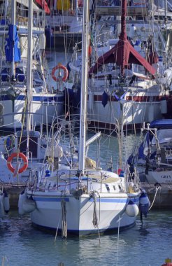 İtalya, Sicilya, Akdeniz, Marina di Ragusa (Ragusa Eyaleti); 13 Ocak 2022, limanda yelkenli tekneleri - EDITORIAL