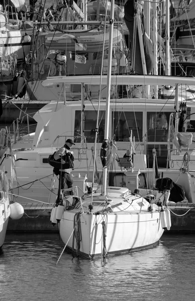 意大利 西西里 地中海 拉古萨港 拉古萨省 2022年1月13日 港口内的人员和豪华游艇 Editorial — 图库照片