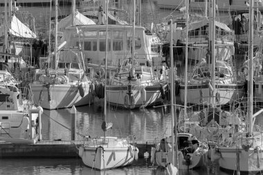 İtalya, Sicilya, Akdeniz, Marina di Ragusa (Ragusa ili); 14 Ocak 2022, limanda lüks yatlar - EDITORIAL