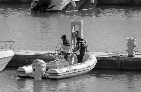 イタリア シチリア島 地中海 マリーナ ラグーザ ラグーザ州 1月2022 ポート内のゴムボート上のカップル 編集部 — ストック写真