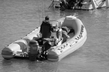 İtalya, Sicilya, Akdeniz, Marina di Ragusa (Ragusa ili); 15 Ocak 2022, limandaki kauçuk bir teknede balıkçılar - EDITORIAL