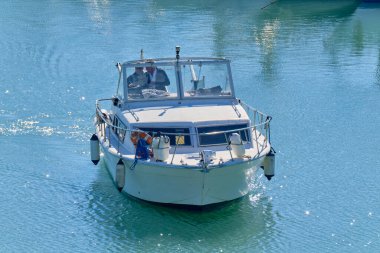 İtalya, Sicilya, Akdeniz, Marina di Ragusa (Ragusa Eyaleti), limanda lüks bir yatta bulunan erkekler 