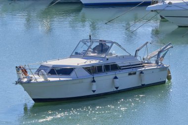 İtalya, Sicilya, Akdeniz, Marina di Ragusa (Ragusa Eyaleti), limanda lüks bir yatta bulunan erkekler 