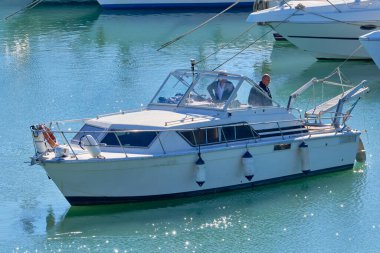 İtalya, Sicilya, Akdeniz, Marina di Ragusa (Ragusa ili); 15 Ocak 2022, erkekler limanda lüks bir yatta - EDITORIAL