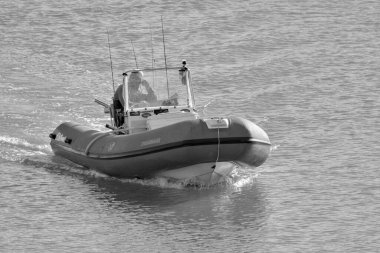 İtalya, Sicilya, Akdeniz, Marina di Ragusa (Ragusa Eyaleti); 15 Ocak 2022, limandaki lastik bir teknede balıkçı - EDITORIAL