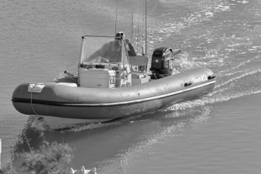 İtalya, Sicilya, Akdeniz, Marina di Ragusa (Ragusa Eyaleti); 15 Ocak 2022, limandaki lastik bir teknede balıkçı - EDITORIAL