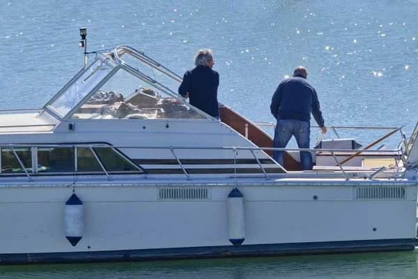 イタリア シチリア島 地中海 マリーナ ラグーザ ラグーザ州 1月2022 ポート内の豪華ヨット上の男性 Editorial — ストック写真