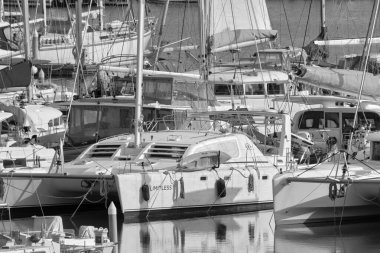 İtalya, Sicilya, Akdeniz, Marina di Ragusa (Ragusa ili); 19 Ocak 2022, limanda lüks yatlar - EDITORIAL