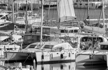 İtalya, Sicilya, Akdeniz, Marina di Ragusa (Ragusa ili); 19 Ocak 2022, limanda lüks yatlar - EDITORIAL