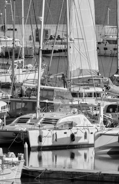 意大利 西西里 地中海 拉古萨港 拉古萨省 2022年1月19日 港口内的人员和豪华游艇 Editorial — 图库照片