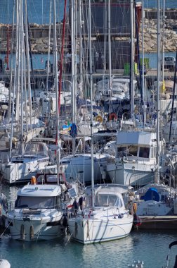 İtalya, Sicilya, Akdeniz, Marina di Ragusa (Ragusa ili); 20 Ocak 2022, limanda lüks yatlar - EDITORIAL