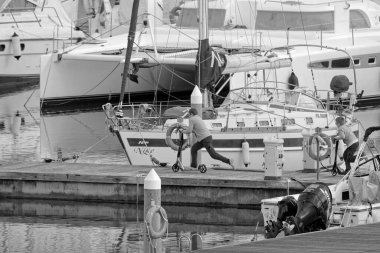 Taly, Sicilya, Akdeniz, Marina di Ragusa (Ragusa Eyaleti); 22 Ocak 2022, limanda motorlu ve lüks yatlı çocuklar