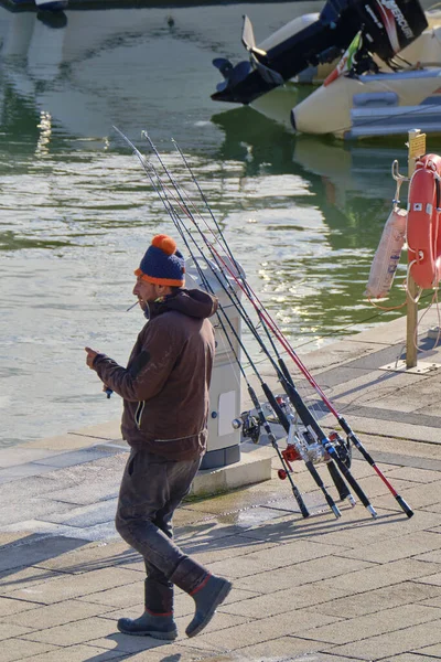 意大利 西西里 地中海 拉古萨海 拉古萨省 2022年1月23日 港口体育渔民 Editorial — 图库照片