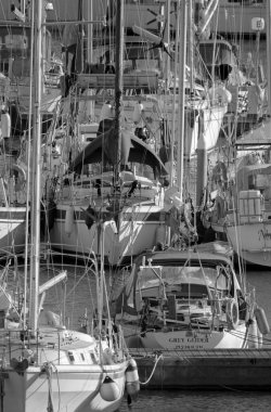 İtalya, Sicilya, Akdeniz, Marina di Ragusa (Ragusa ili); 29 Ocak 2022, limanda lüks yatlar - EDITORIAL