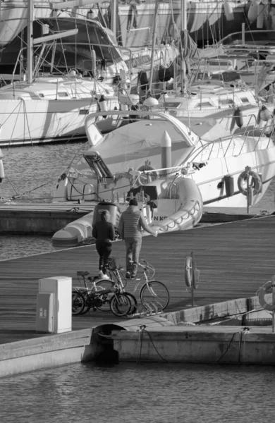 意大利 西西里 地中海 拉古萨港 拉古萨省 2022年1月29日 港口内的人员 自行车和豪华游艇 Editorial — 图库照片