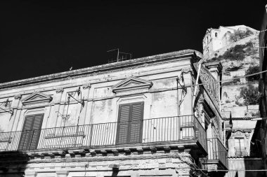 İtalya, Sicilya, Scicli (Ragusa ili), Barok inşaat cephesi ve Santa Maria della Croce manastırı (Sec. Tepede XVI)