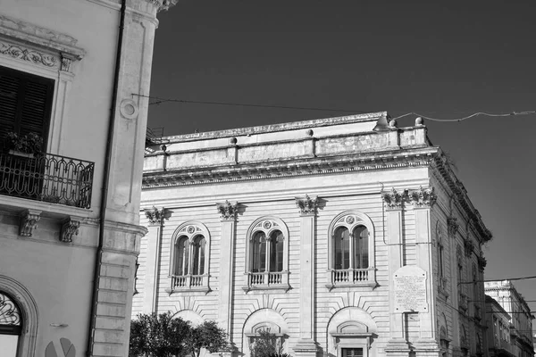 イタリア シチリア島 シクリ ラグーザ県 バロック様式の市庁舎の建物のファサードの表示します — ストック写真